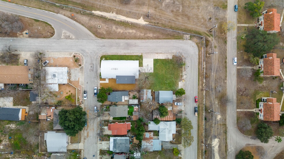 More Photos Of 322 Lucas St, San Antonio Auto Repair For Lease