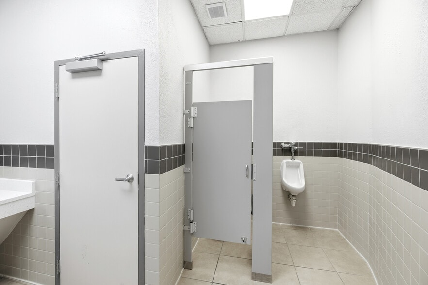 More Photos Of 6837 Lakeville Rd, Orlando Religious Facility For Sale