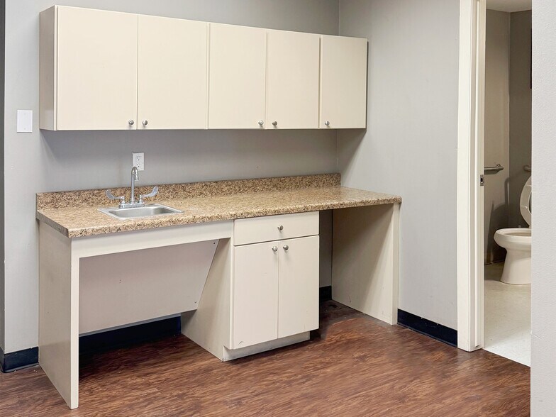 More Photos Of 1920 San Bernardo Ave, Laredo General Retail For Sale