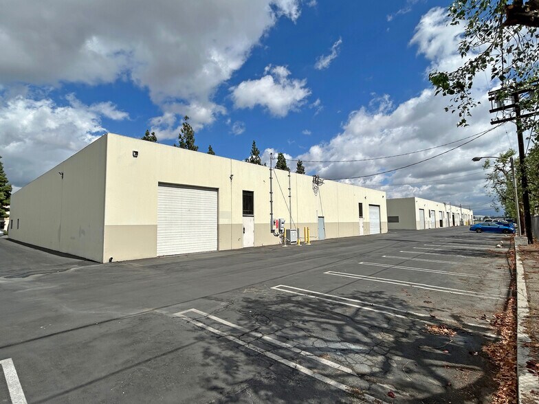 More Photos Of 16540-16542 Arminta St, Van Nuys Manufacturing For Lease