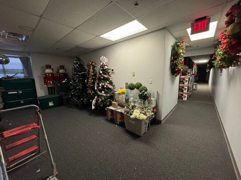 More Photos Of 11830 Stonegate Dr, Omaha Sorority Fraternity House For Sale