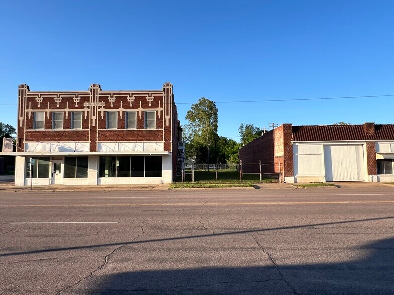 Primary Photo Of 820 W Broadway St, Muskogee Flex For Sale