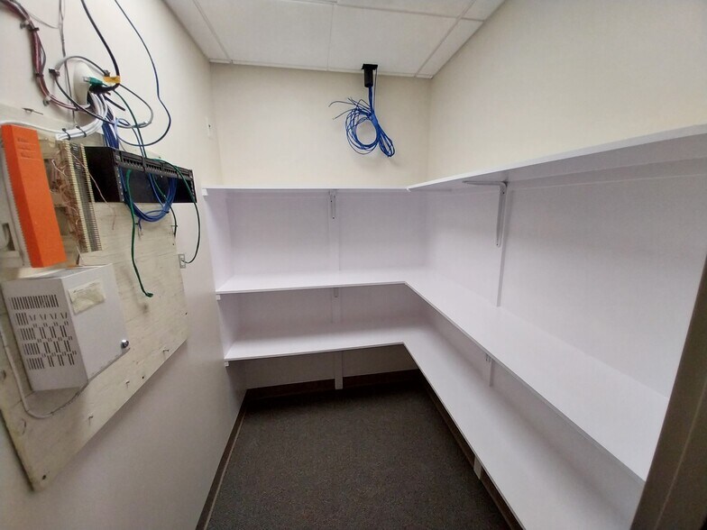 More Photos Of 300 E New Hope Rd, Cedar Park Light Manufacturing For Lease