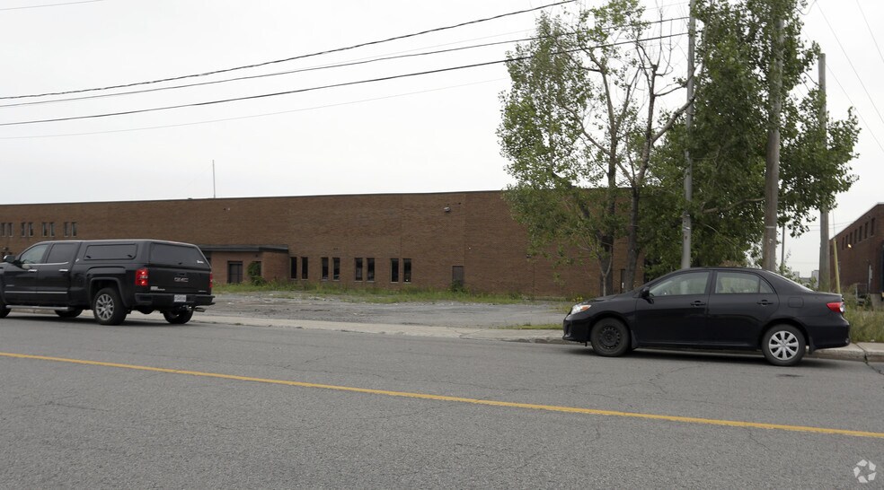 More Photos Of 5660 Av Royalmount, Mont-Royal Warehouse For Lease