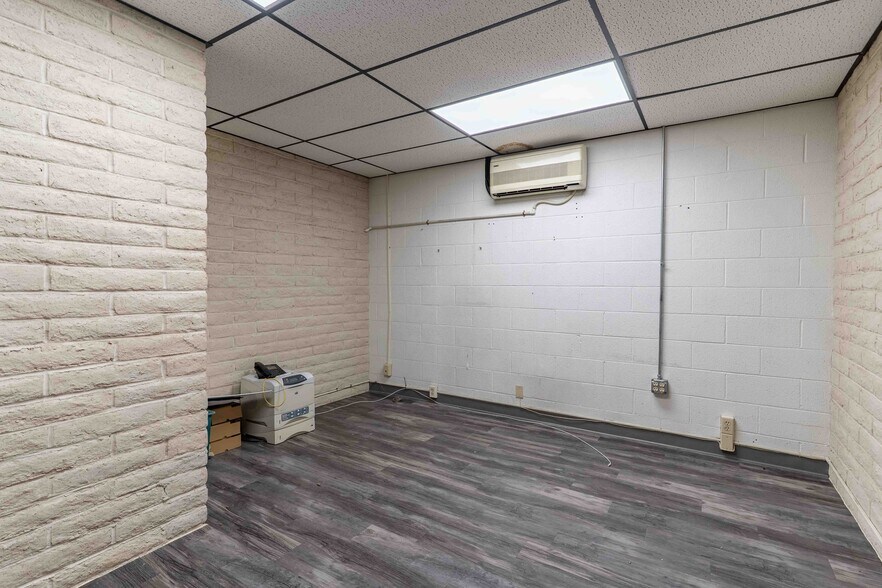 More Photos Of 120 S Commercial Ave, Farmington Office For Sale