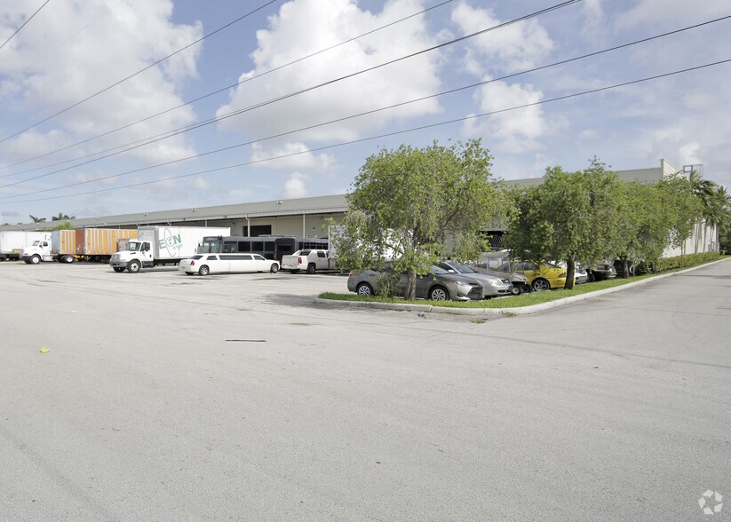 More Photos Of 6301-6323 NW 99th Ave, Doral Distribution For Lease