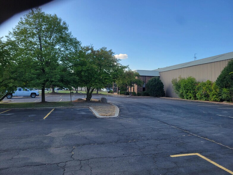 More Photos Of 6655 W Kitty Ave, Chicago Ridge Office For Sale