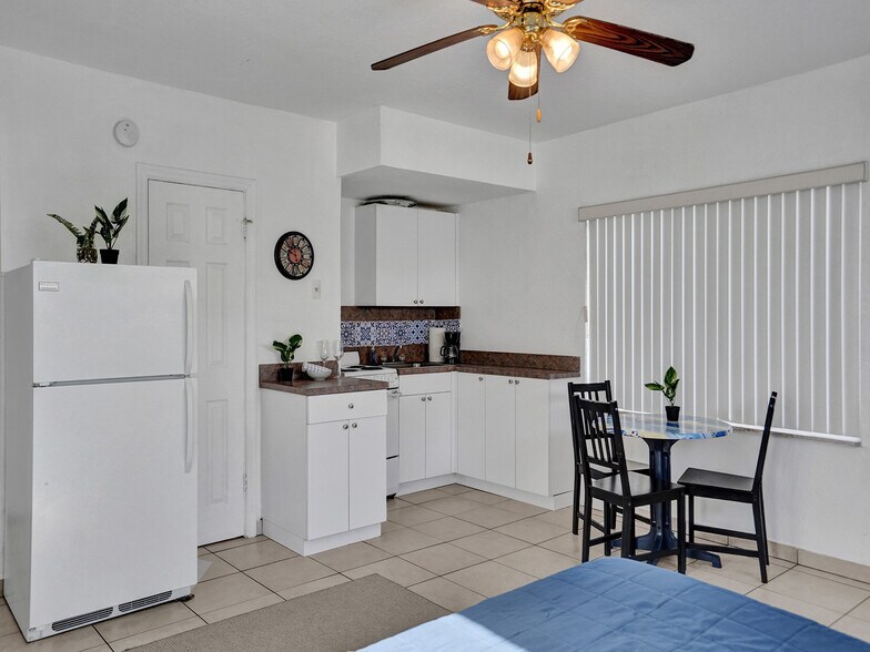 More Photos Of 326 Coolidge St, Hollywood Hotel For Sale