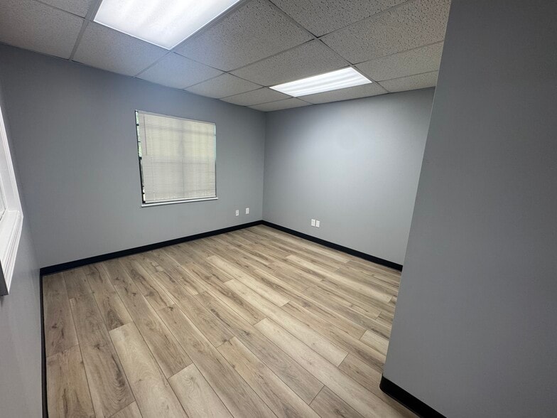 More Photos Of 550 Balmoral Cir N, Jacksonville Unknown For Lease