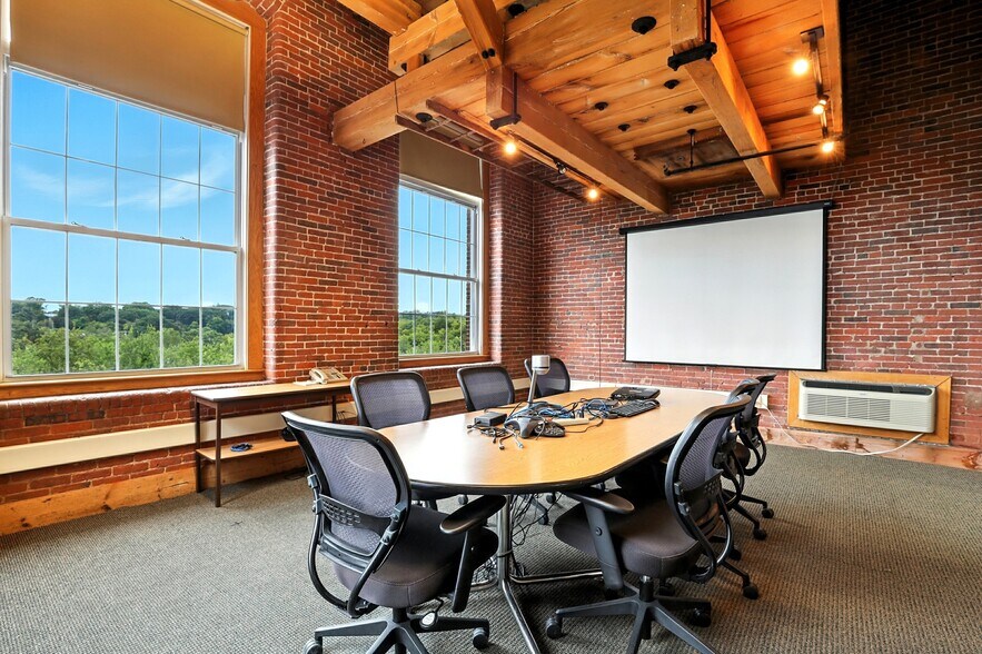 More Photos Of 670 N Commercial St, Manchester Apartments For Lease