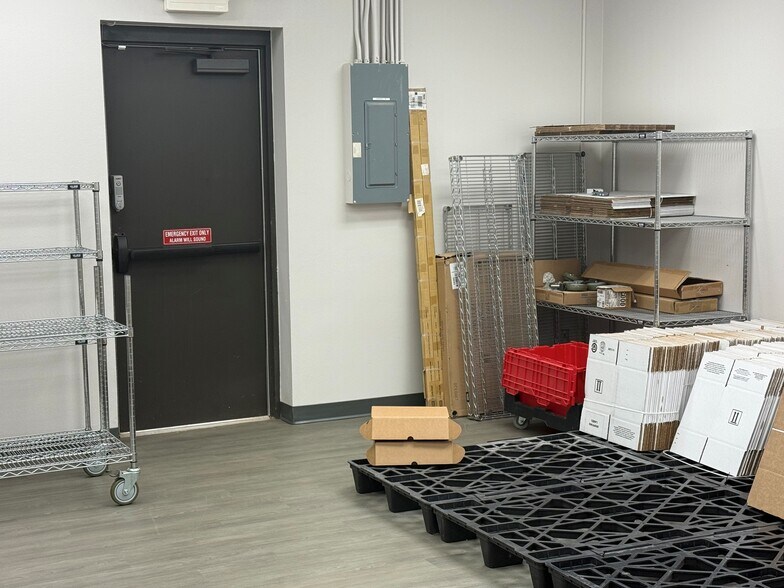 More Photos Of 7508-7512 Broadway Ext, Oklahoma City Flex For Lease