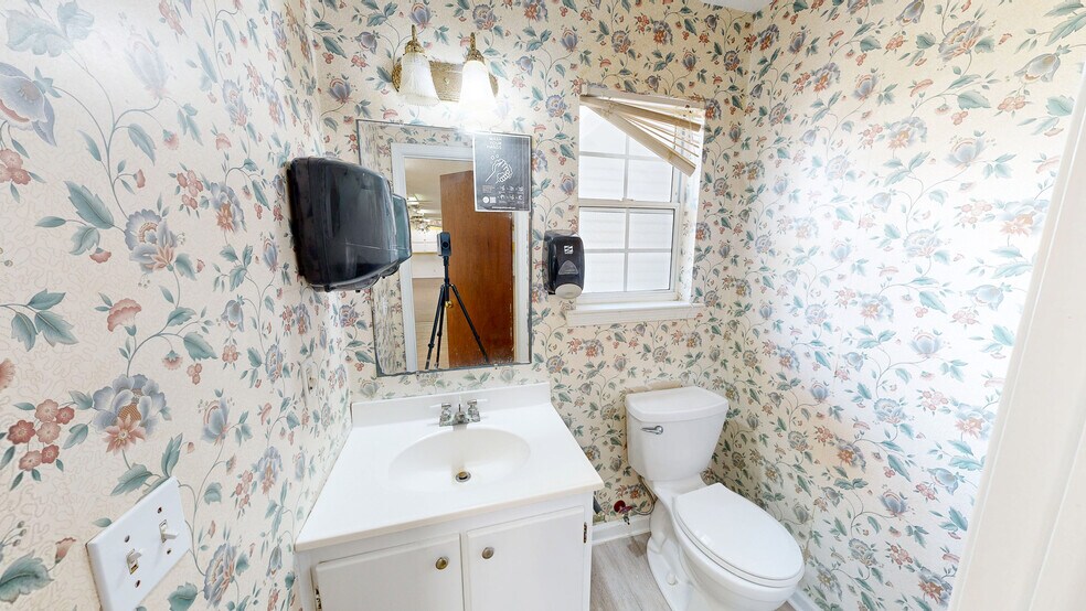 More Photos Of 104 N Herring St, Dothan Office For Sale