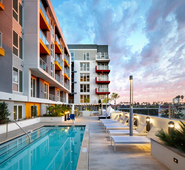 More Photos Of 988 S Manhattan Pl, Los Angeles Apartments For Lease