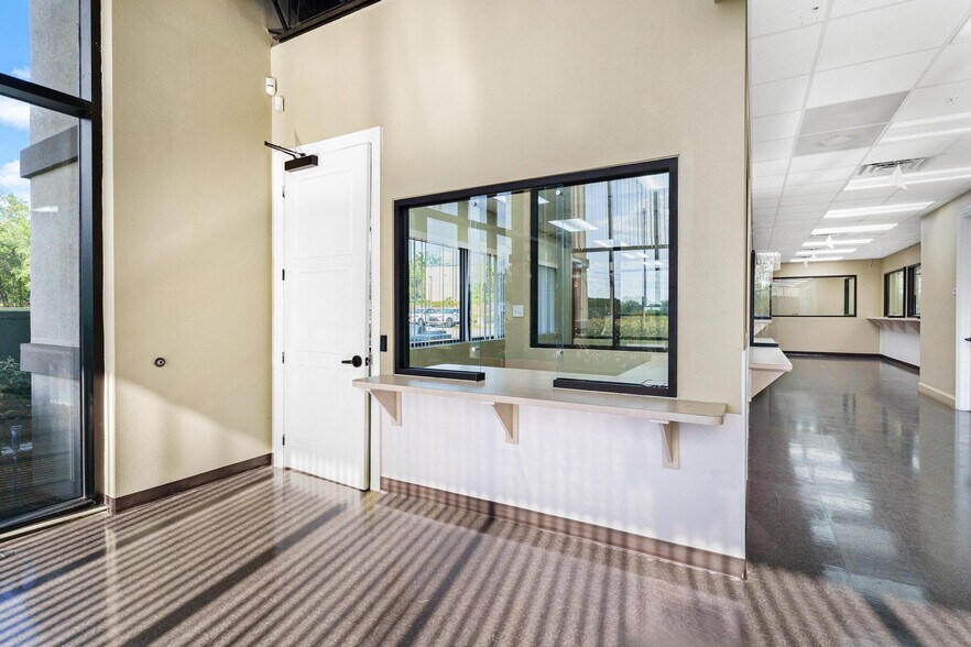 More Photos Of 1904 Thomas Ave, Leesburg Office For Sale