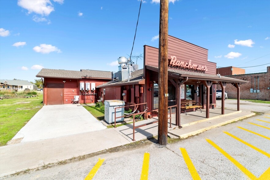 More Photos Of 110 W Bailey St, Ponder Restaurant For Sale