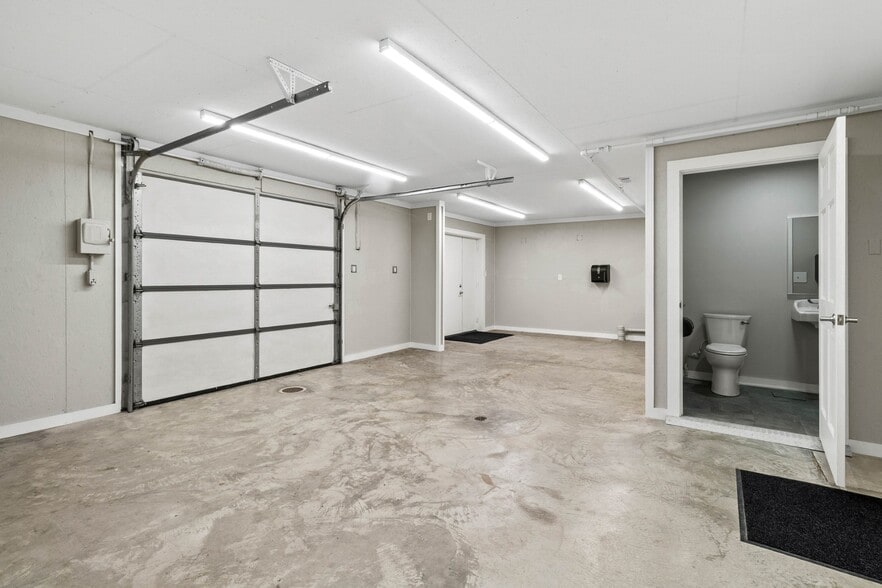 More Photos Of 1712-1714 Findlay Rd, Lima Office For Lease