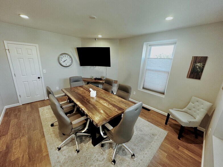 More Photos Of 104 E Pine St, Georgetown Office Residential For Lease