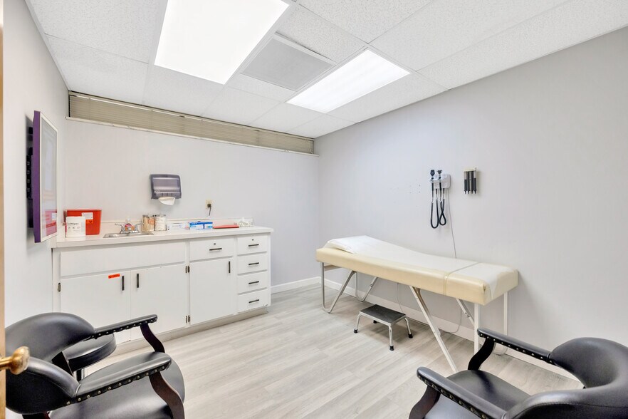 More Photos Of 13644 Walsingham Rd, Largo Medical For Lease