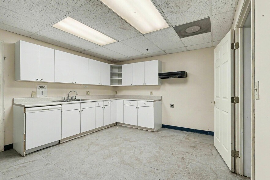 More Photos Of 1445 Cleveland Ave, East Point Showroom For Sale