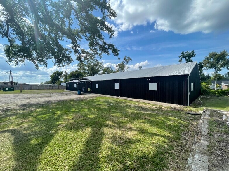 Primary Photo Of 2331 1/2 Broad St, Lake Charles Warehouse For Lease