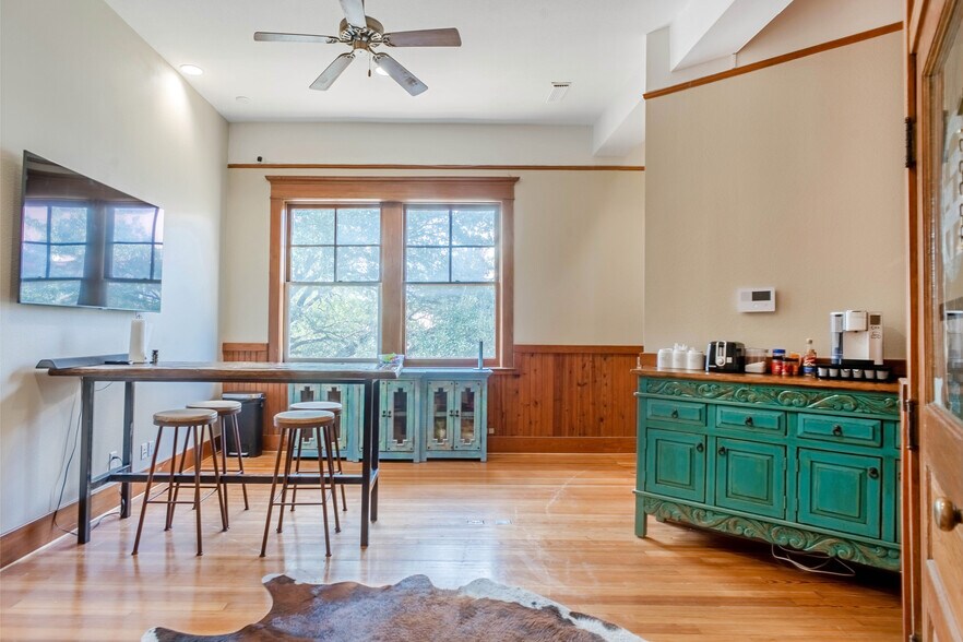 More Photos Of 131 E Exchange Ave, Fort Worth Office Residential For Lease