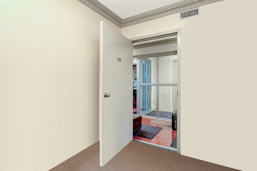 More Photos Of 255 Montreal Rd, Ottawa Storefront Retail Office For Lease