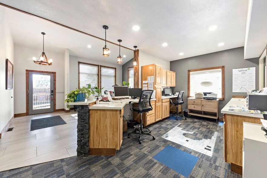 More Photos Of 873 NE 7th St, Grants Pass Medical For Lease