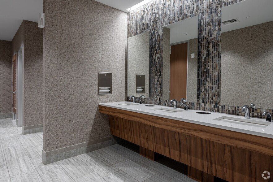 More Photos Of 19122 N US Highway 281, San Antonio Office For Lease