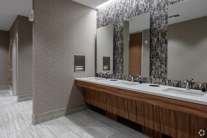 More Photos Of 19122 N US Highway 281, San Antonio Office For Lease