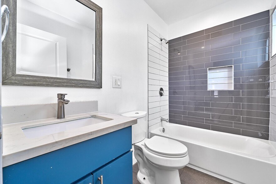 More Photos Of 550 W 47th St, Los Angeles Apartments For Sale