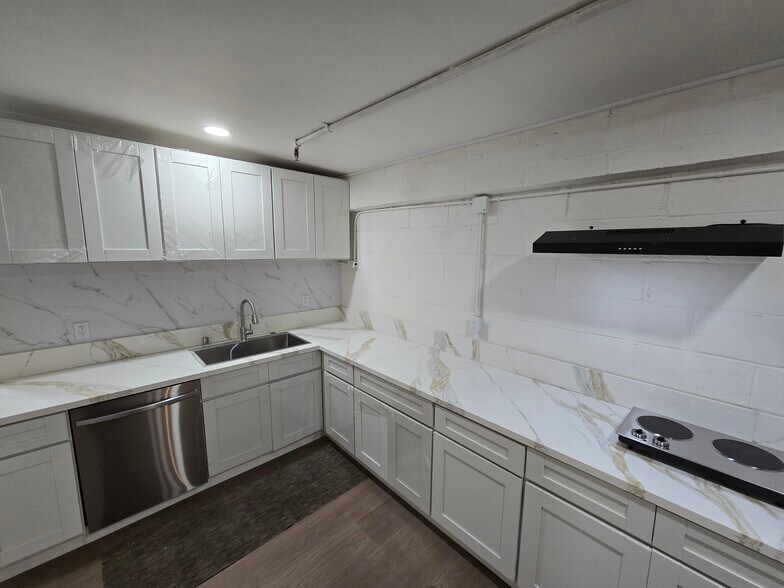 More Photos Of 3000 S Grand Ave, Los Angeles Warehouse For Lease