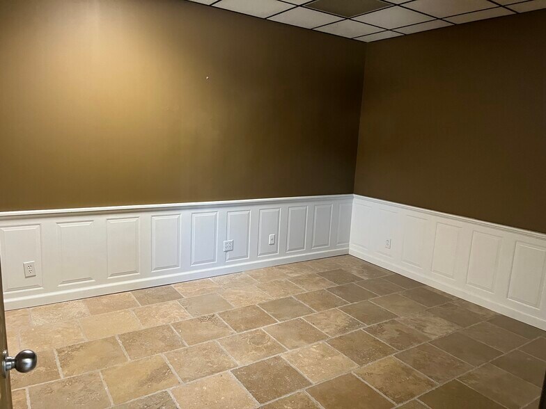 More Photos Of 1115 Lawrence Dr, Columbus Warehouse For Lease