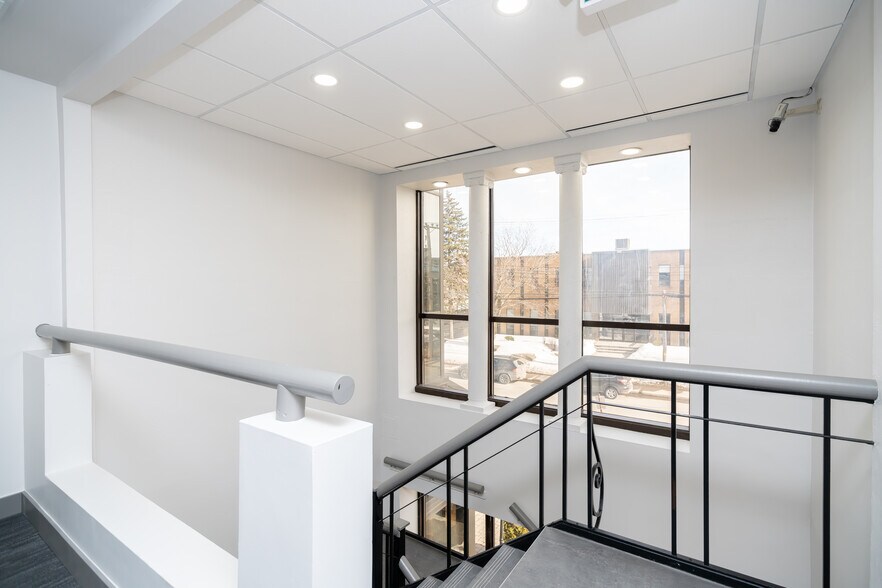 More Photos Of 5473-5475 Av Royalmount, Mont-Royal Warehouse For Lease