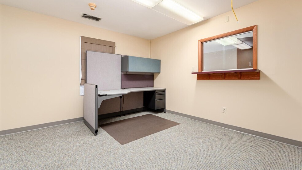 More Photos Of 172 S Friendship Dr, New Concord Medical For Sale