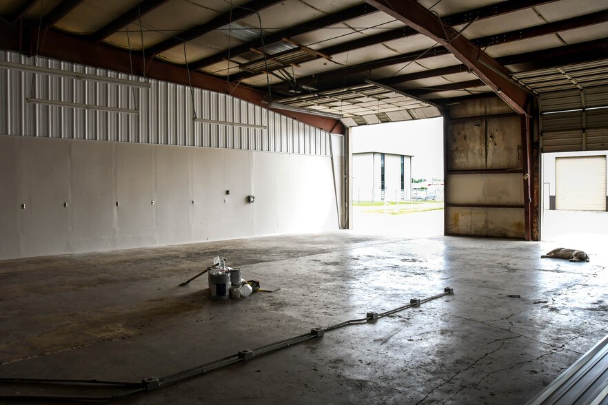 More Photos Of 7043 Satsuma Dr, Houston Warehouse For Lease
