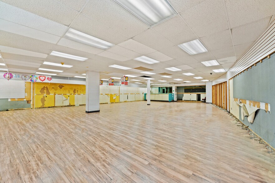 More Photos Of 5700-5702 Mosholu Ave, Bronx Storefront For Lease