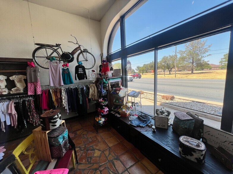 More Photos Of 1305 S 1st St, Abilene General Retail For Sale