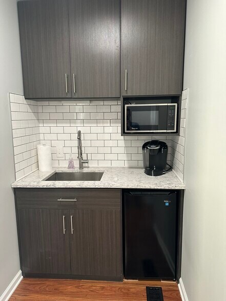 More Photos Of 138 Chamberlain Blvd SE, Knoxville Office For Lease