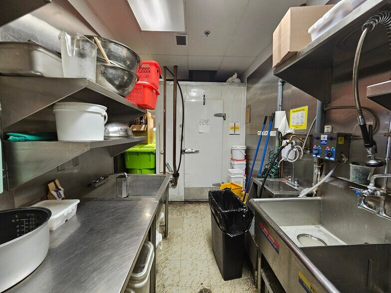 More Photos Of 3 Carlton St, Toronto Apartments For Lease