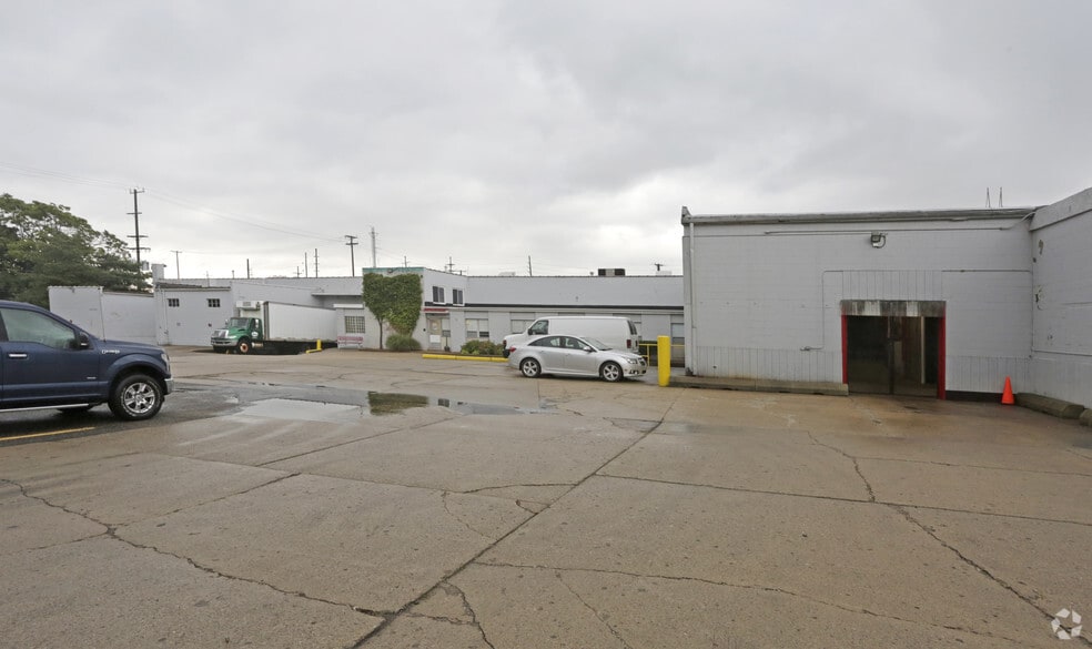 More Photos Of 29 W Rundell St, Pontiac Warehouse For Sale
