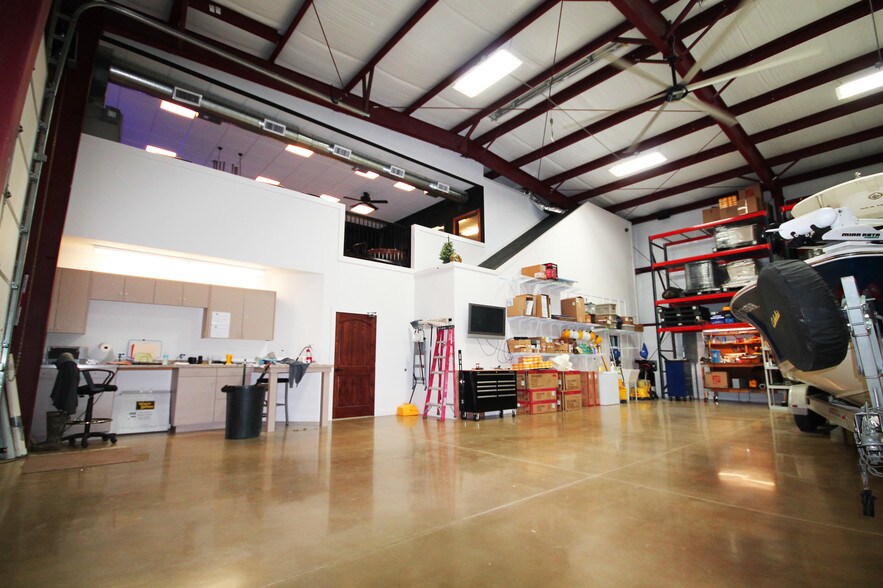 More Photos Of 124 Rose Ln, Frisco Warehouse For Lease