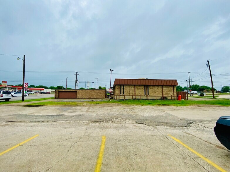 More Photos Of 918 N Dallas Ave, Lancaster Office For Sale