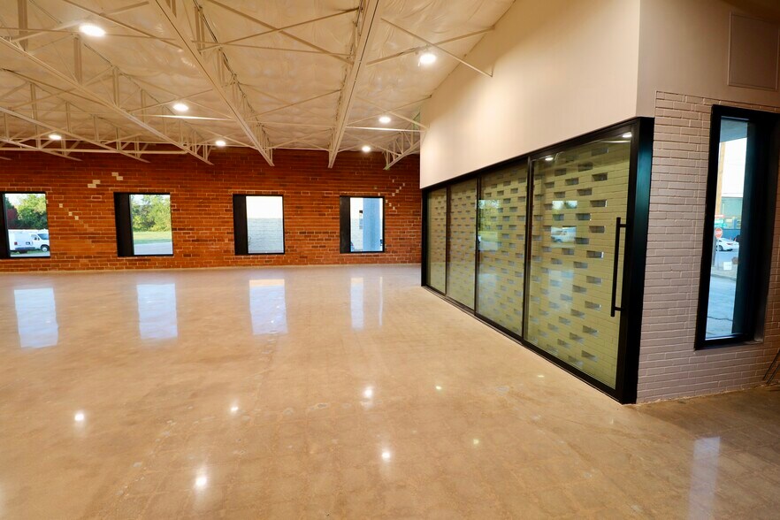 More Photos Of 100 Howell St, Dallas Office For Sale