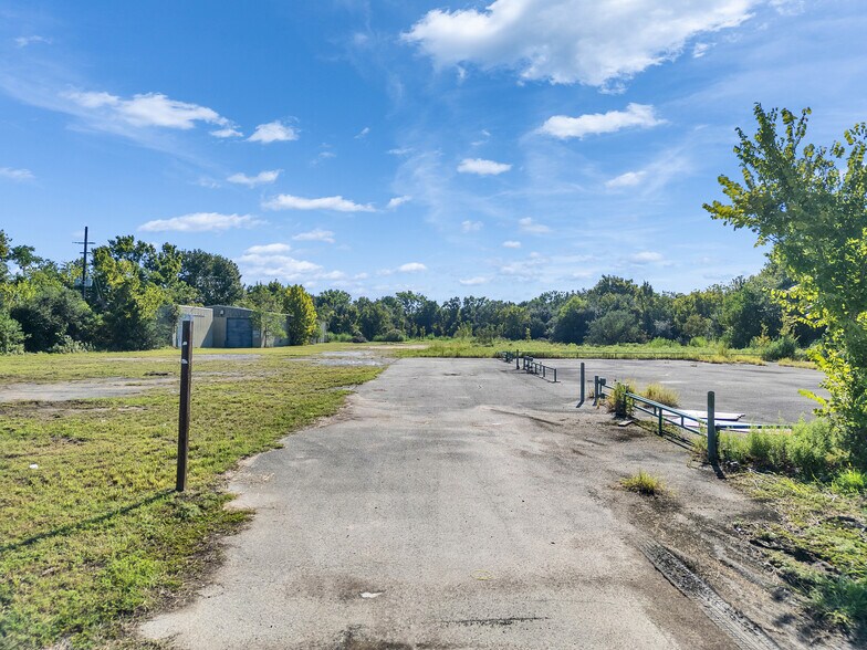 More Photos Of 2109 Cullen Blvd, Pearland Warehouse For Lease