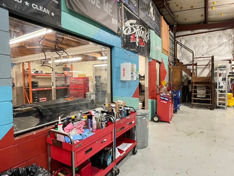 More Photos Of 633 NW 13th St, Gainesville General Retail For Sale