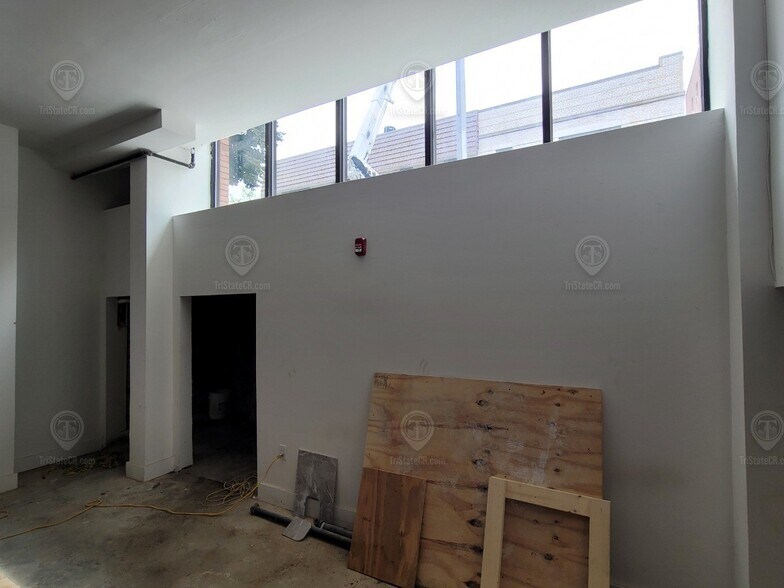 More Photos Of 320 E 204th St, Bronx General Retail For Sale