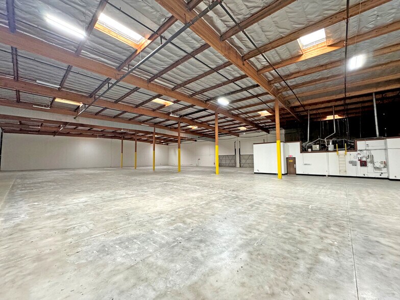 More Photos Of 5530-5554 Bandini Blvd, Bell Manufacturing For Lease