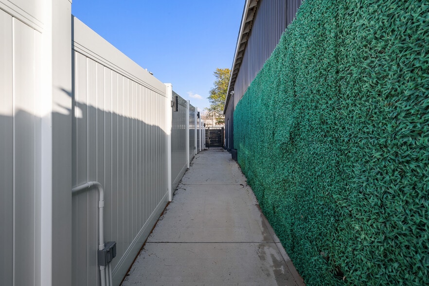 More Photos Of 9937 Commerce Ave, Tujunga Freestanding For Sale