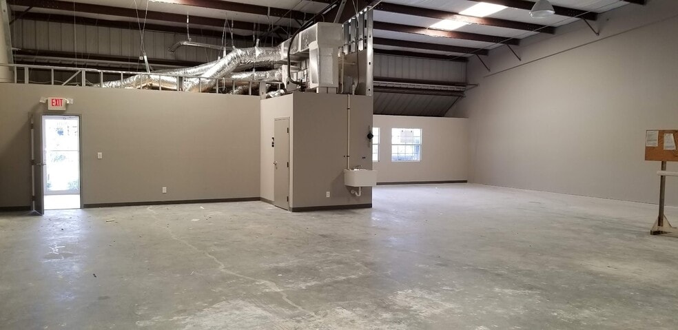 More Photos Of 1681-1687 Benchmark Ave, Fort Myers Warehouse For Lease