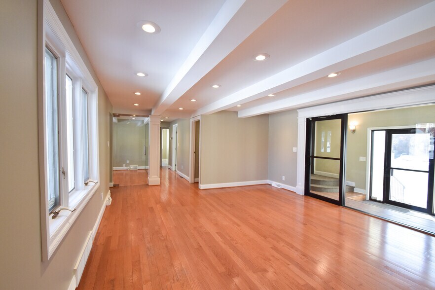 More Photos Of 40 N Forest Rd, Buffalo Office For Lease